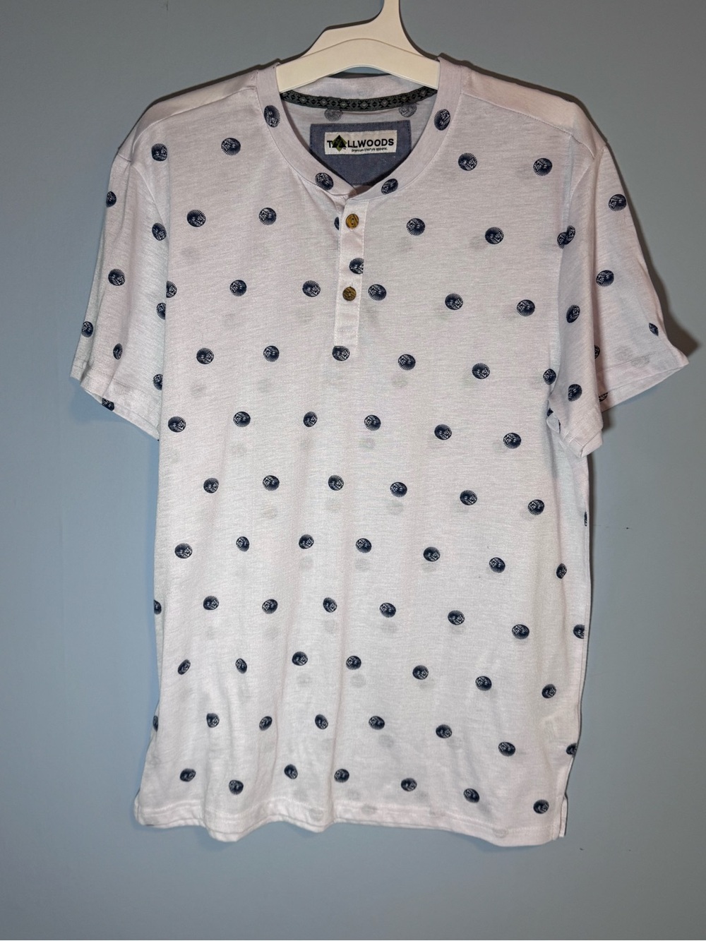 Tallwoods Men’s White Blue Print Henley Shirt Size Small 18x24 Tagless Casual